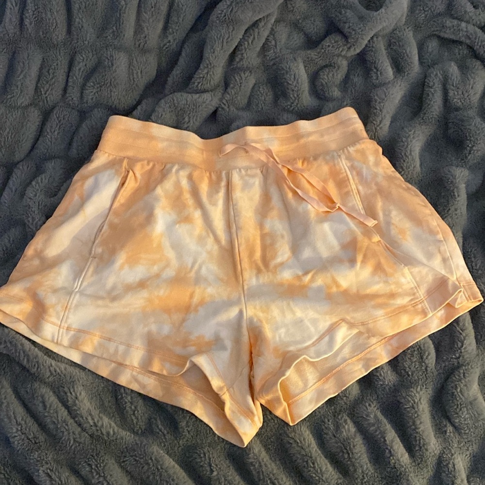 Size M short white and orange